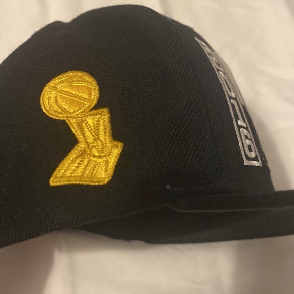 Black Mens 2016 Cleveland Cavaliers NBA Champs Hat - Picture 3 of 3